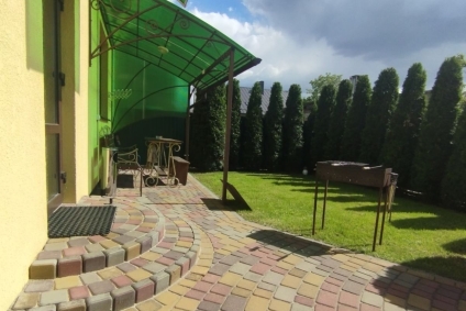 Дом недалеко от центра с парковкой и бильярдом
