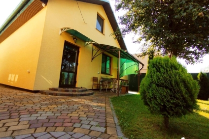 Дом недалеко от центра с парковкой и бильярдом