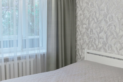 150 рублей за 4 человек в сутки, в выходные и праздничные дни цена меняется от количества проживающих